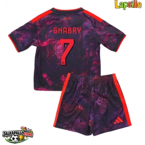 Bayern Munich Serge Gnabry #7 Kolmaspaita Lapsille 2026-27 Lyhythihainen (+ shortsit)
